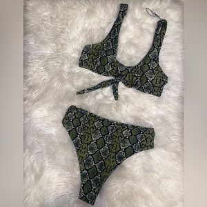 US 6 NEVER WORN black and green snake skin bikini set